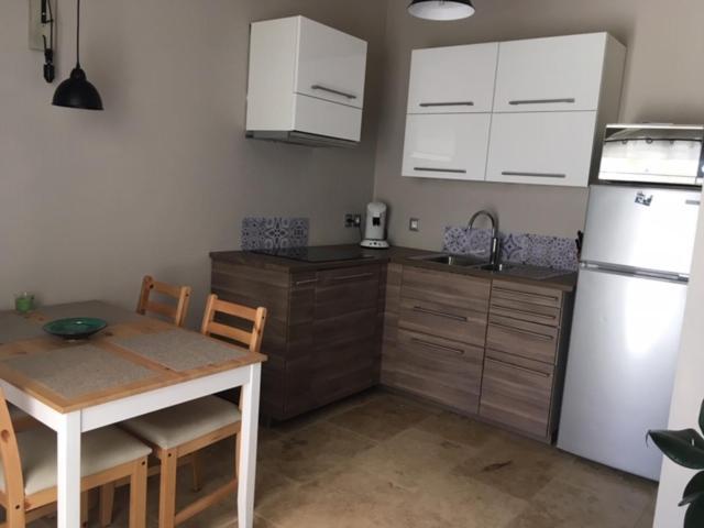 Coquet 2 Pieces Au Calme Avec Piscine Villa Fontvieille Luaran gambar