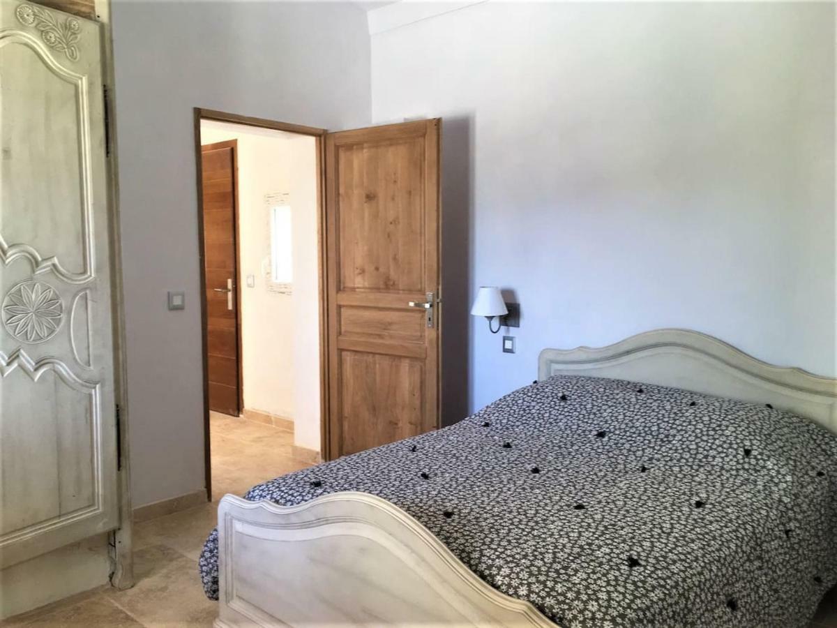 Coquet 2 Pieces Au Calme Avec Piscine Villa Fontvieille Luaran gambar